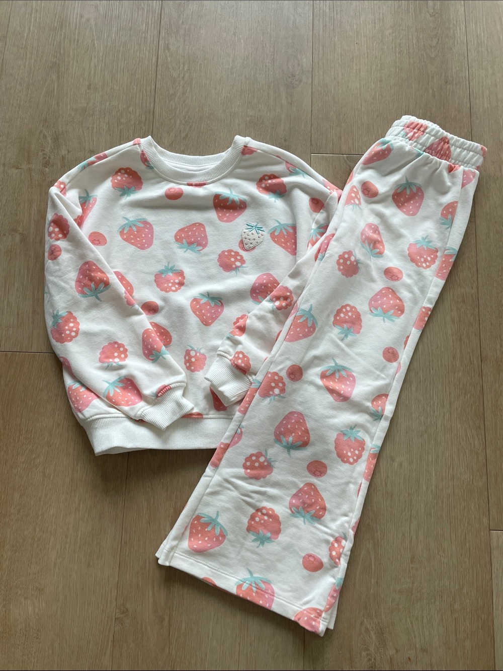 Girls' White Strawberry Sweatsuit Set - Cute Pink Strawberries
